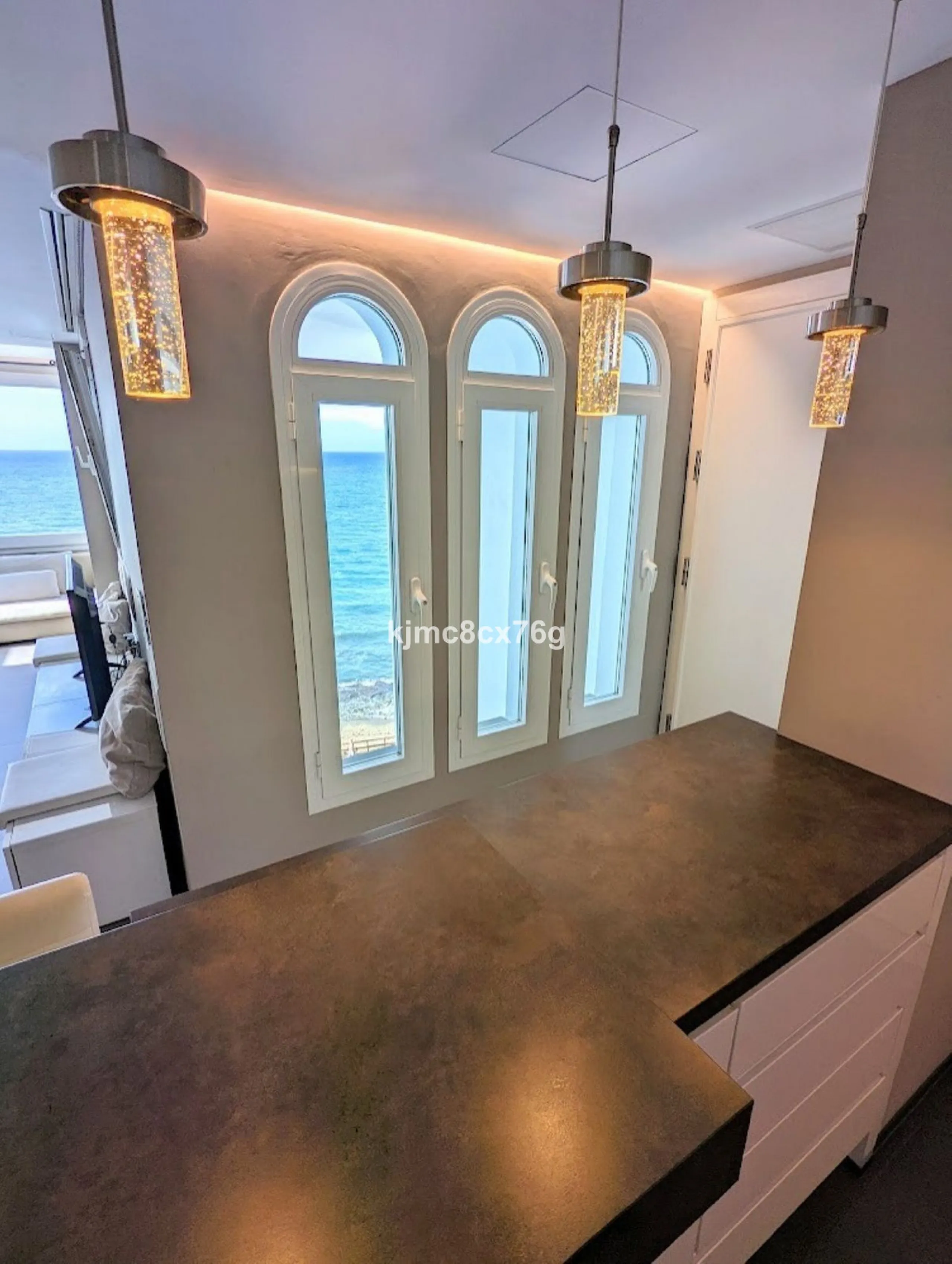 An exceptional luxury penthouse on the beachfront, with a tourist licence and a proven return on investment.