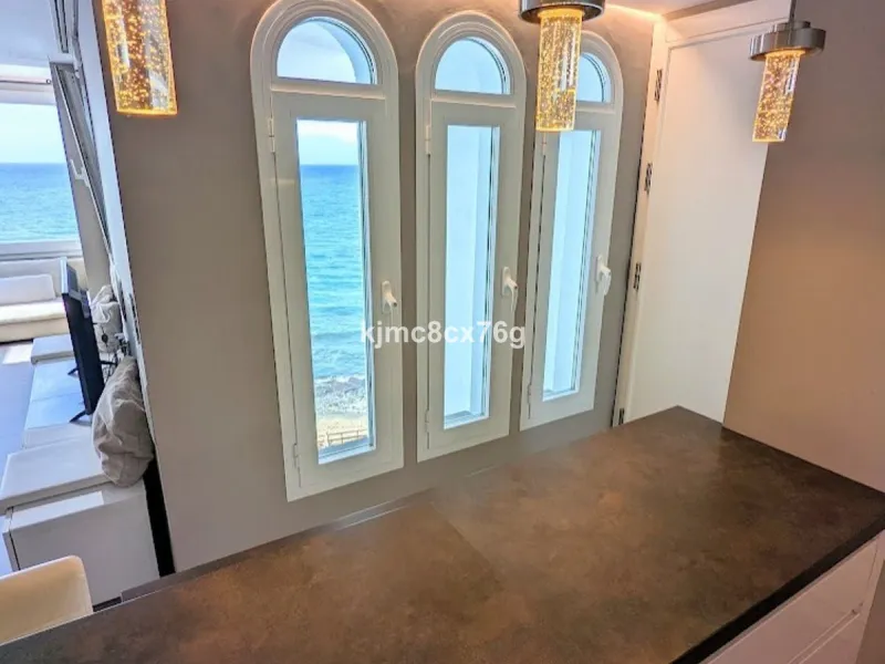 An exceptional luxury penthouse on the beachfront, with a tourist licence and a proven return on investment.