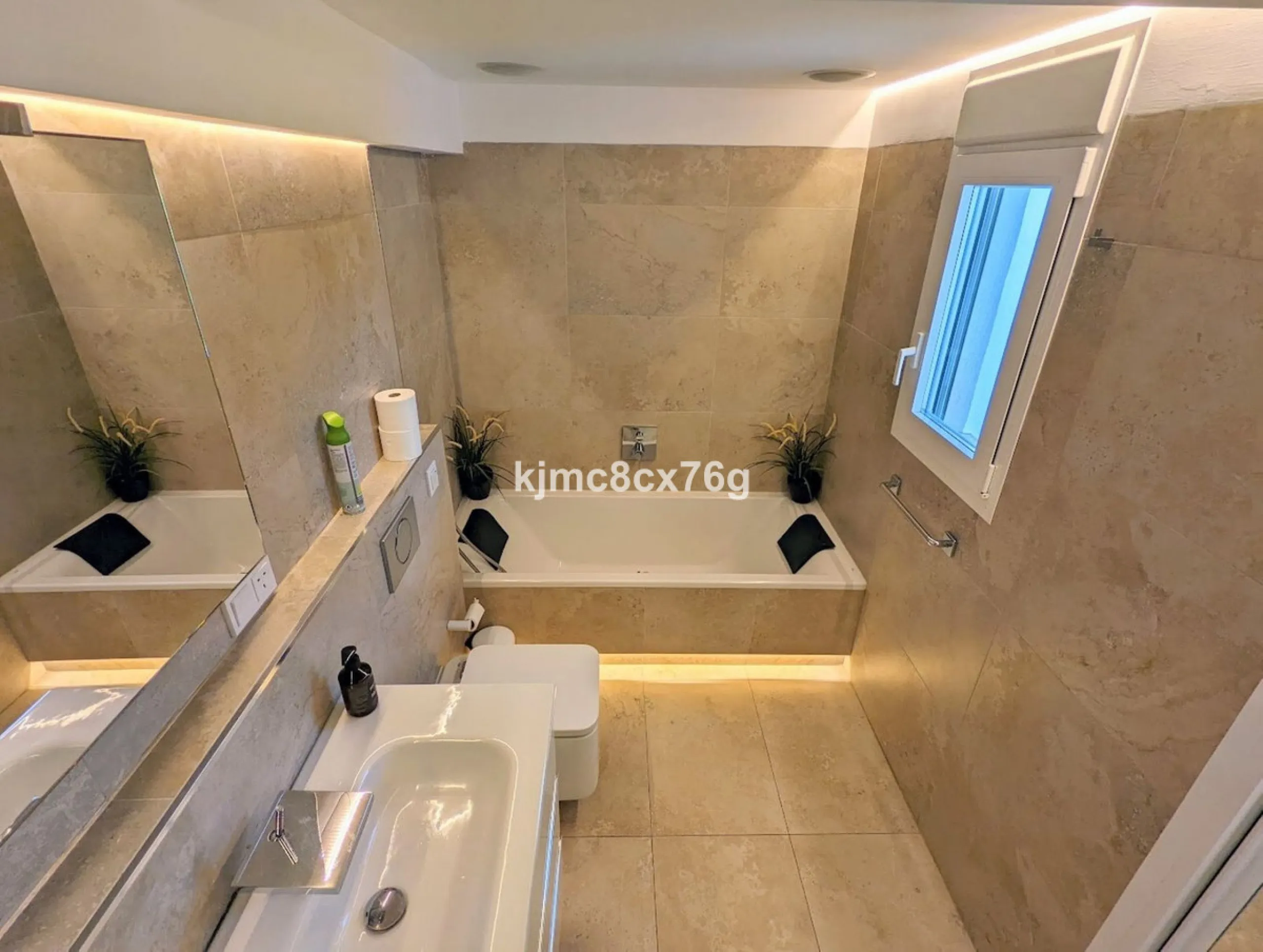 An exceptional luxury penthouse on the beachfront, with a tourist licence and a proven return on investment.