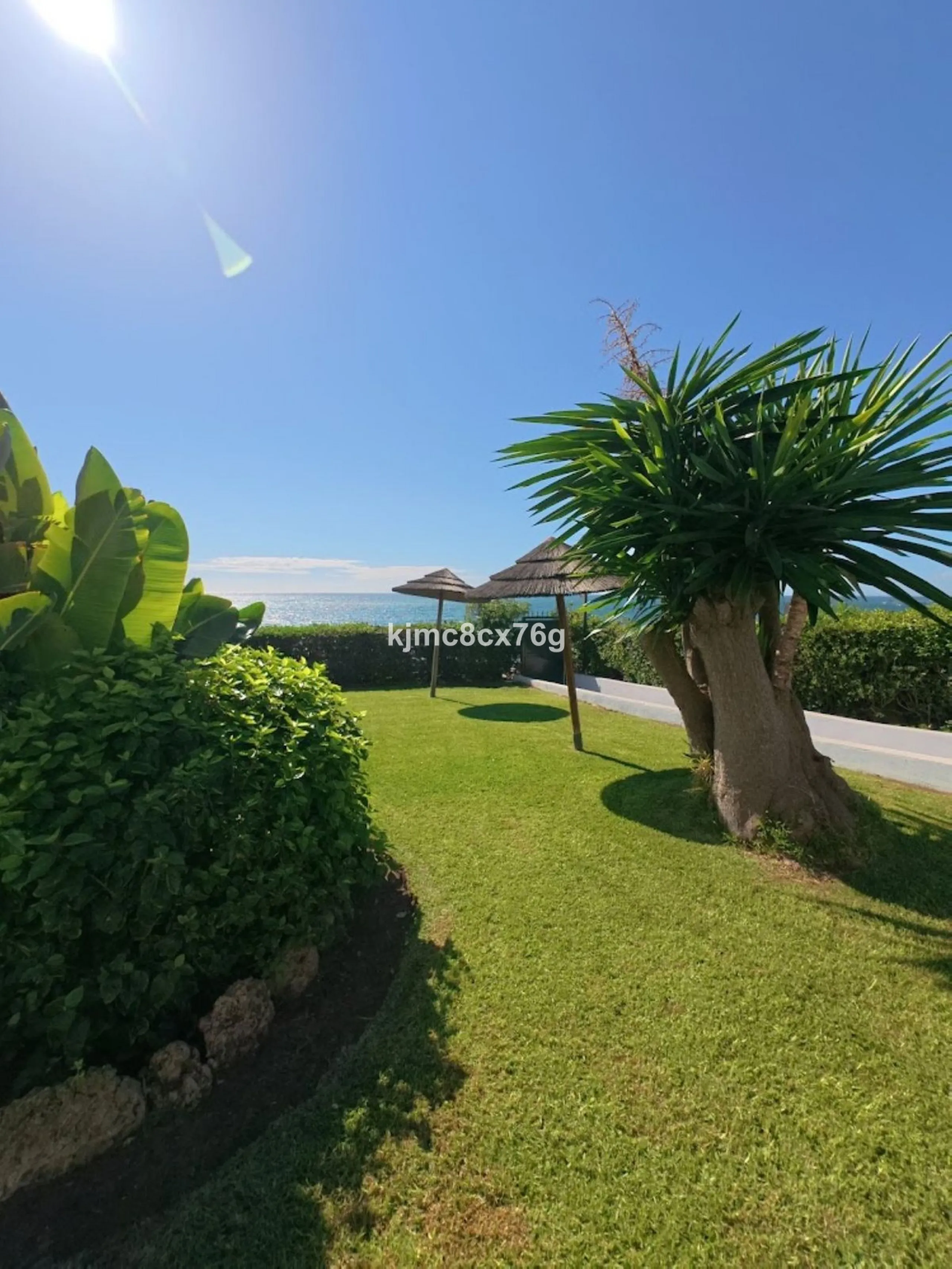 An exceptional luxury penthouse on the beachfront, with a tourist licence and a proven return on investment.