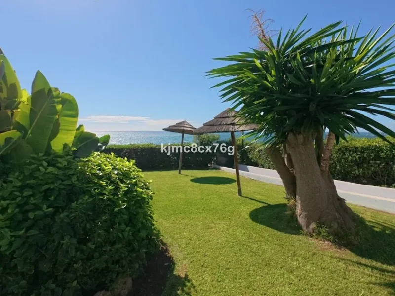 An exceptional luxury penthouse on the beachfront, with a tourist licence and a proven return on investment.