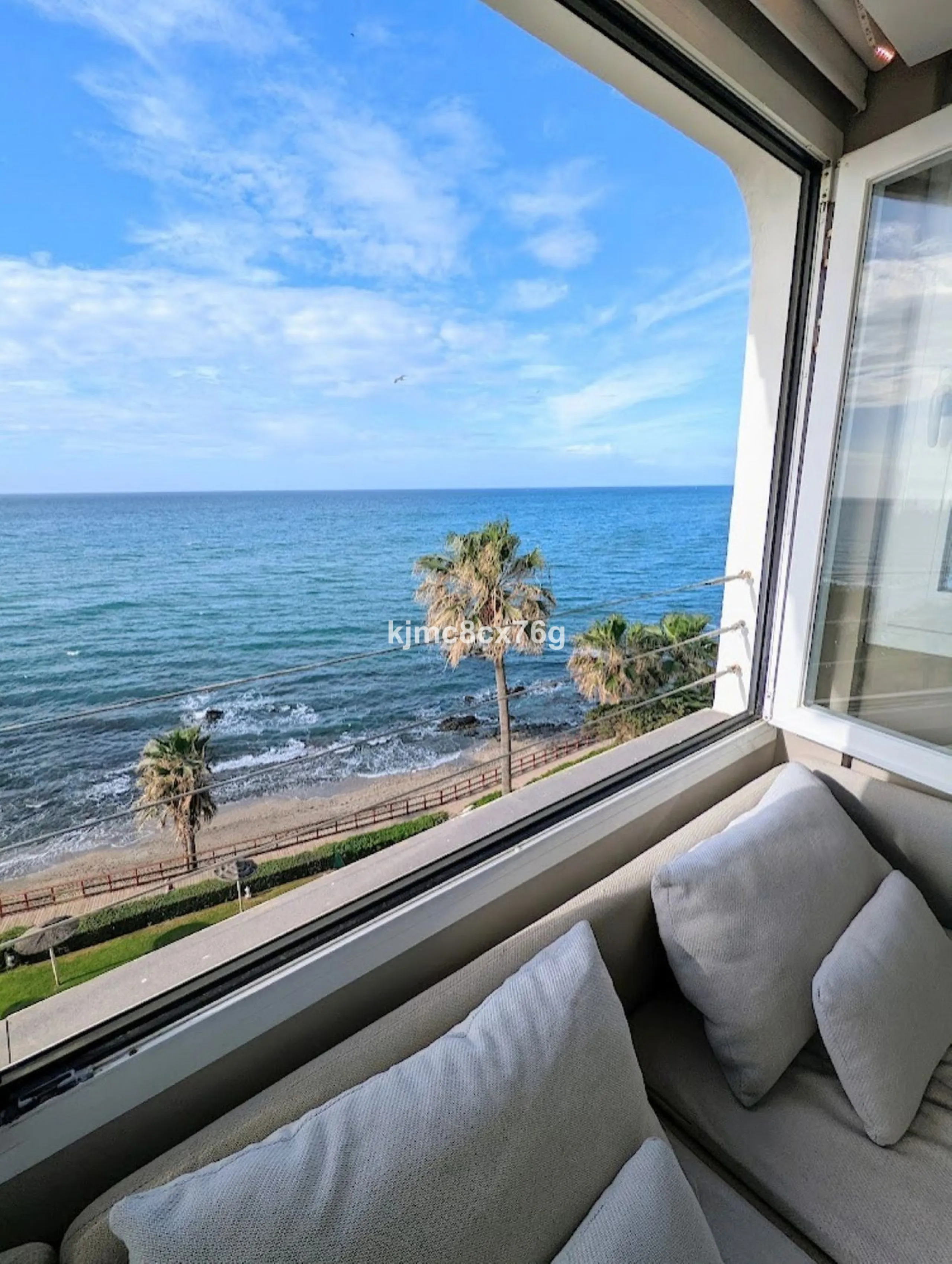 An exceptional luxury penthouse on the beachfront, with a tourist licence and a proven return on investment.