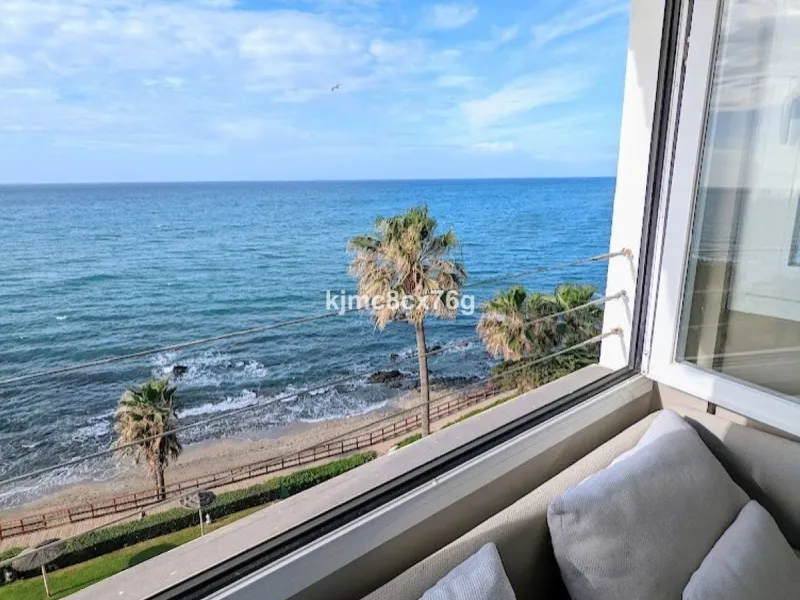 An exceptional luxury penthouse on the beachfront, with a tourist licence and a proven return on investment.