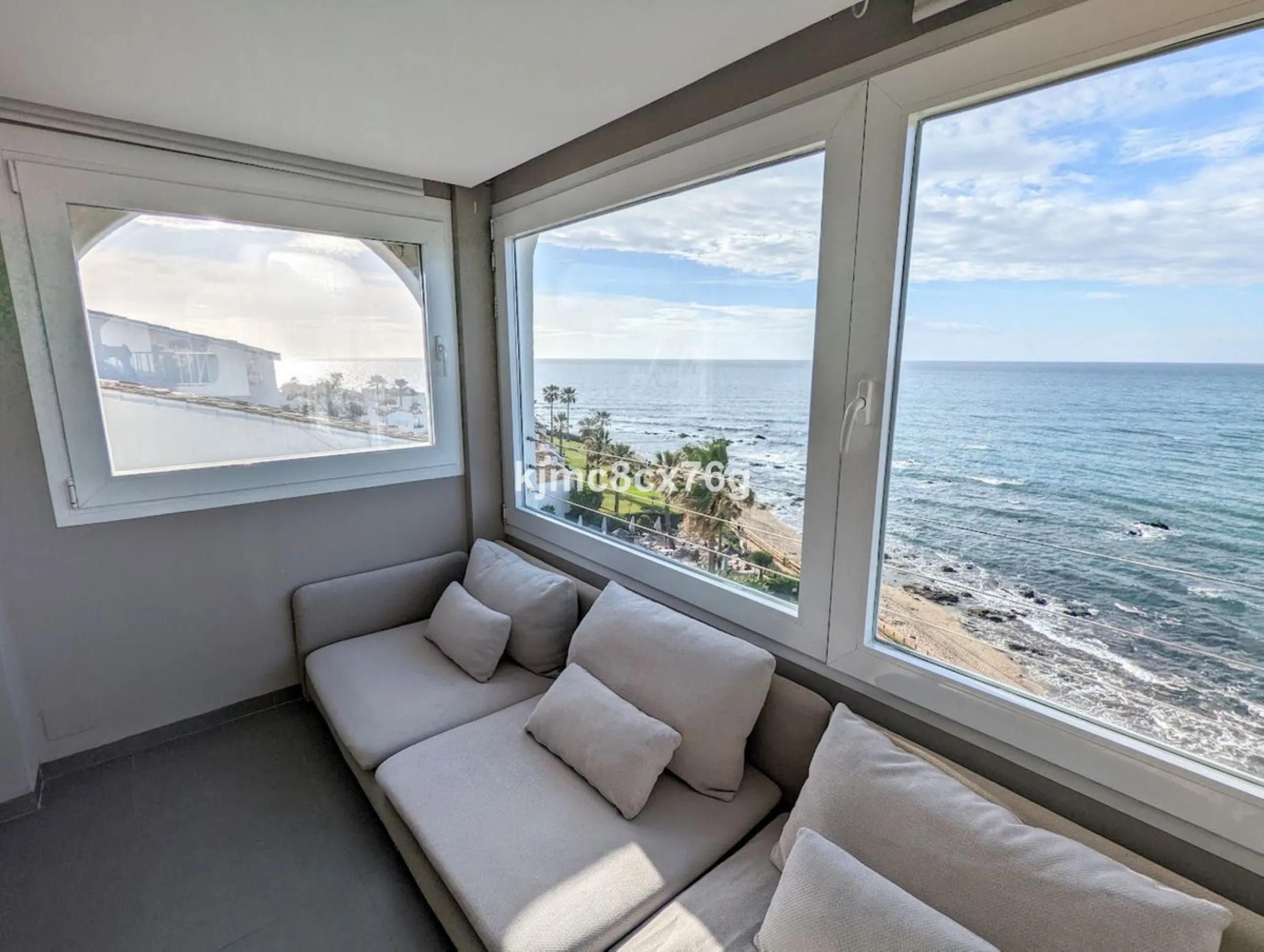 An exceptional luxury penthouse on the beachfront, with a tourist licence and a proven return on investment.