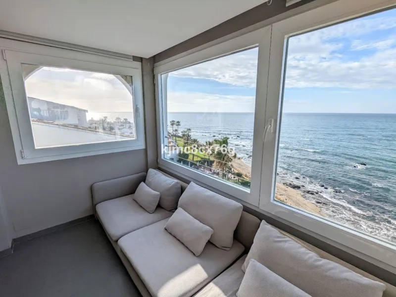 An exceptional luxury penthouse on the beachfront, with a tourist licence and a proven return on investment.