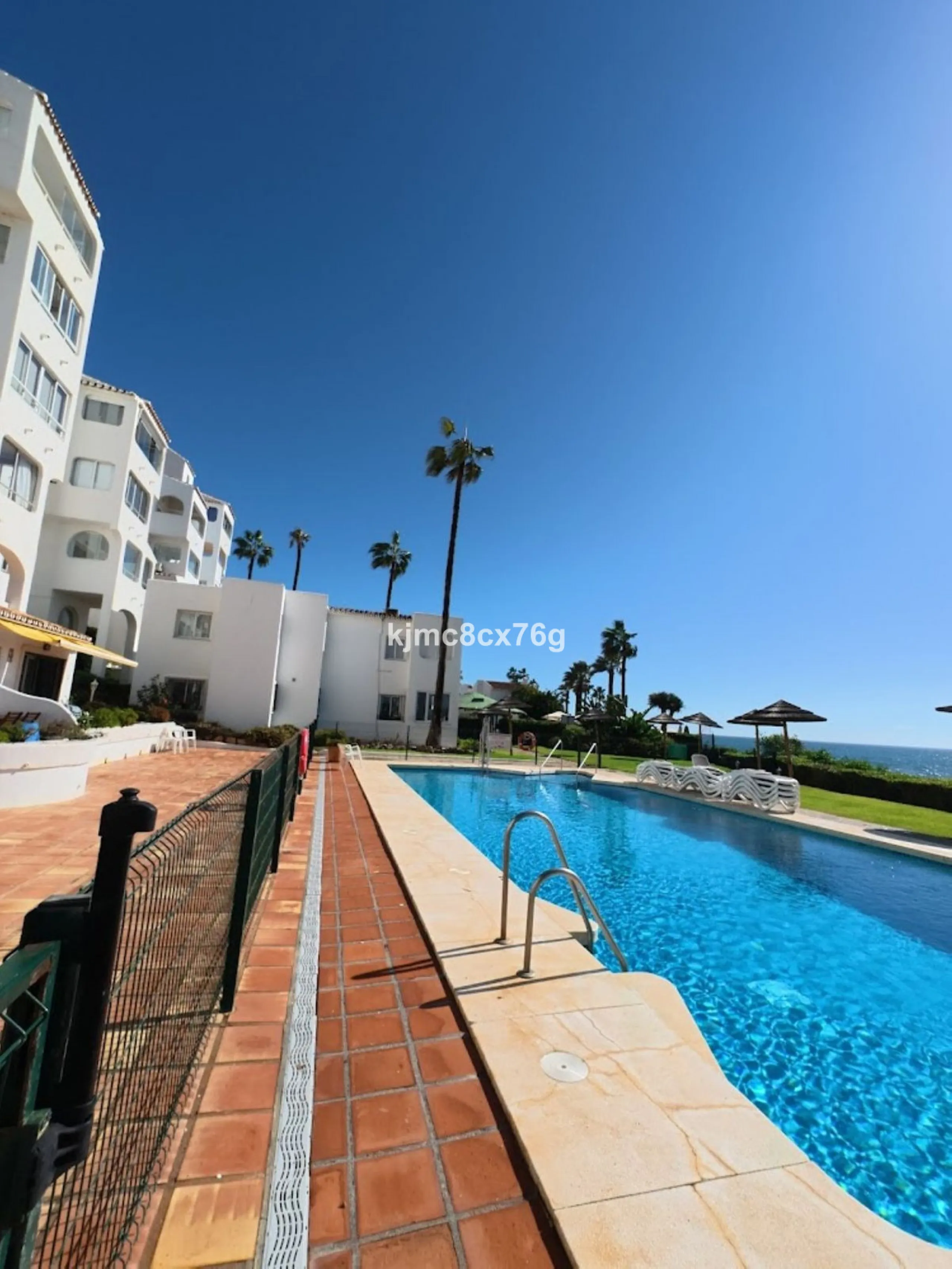 An exceptional luxury penthouse on the beachfront, with a tourist licence and a proven return on investment.