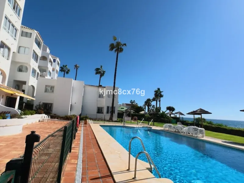 An exceptional luxury penthouse on the beachfront, with a tourist licence and a proven return on investment.