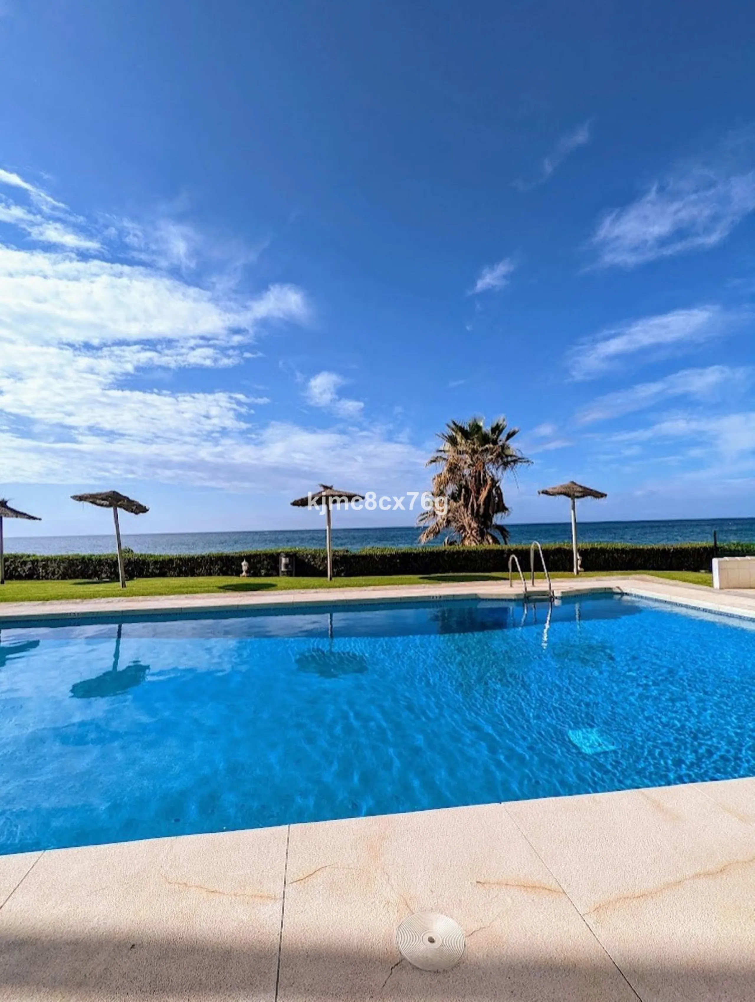 An exceptional luxury penthouse on the beachfront, with a tourist licence and a proven return on investment.