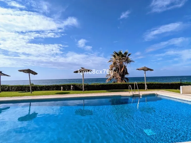 An exceptional luxury penthouse on the beachfront, with a tourist licence and a proven return on investment.