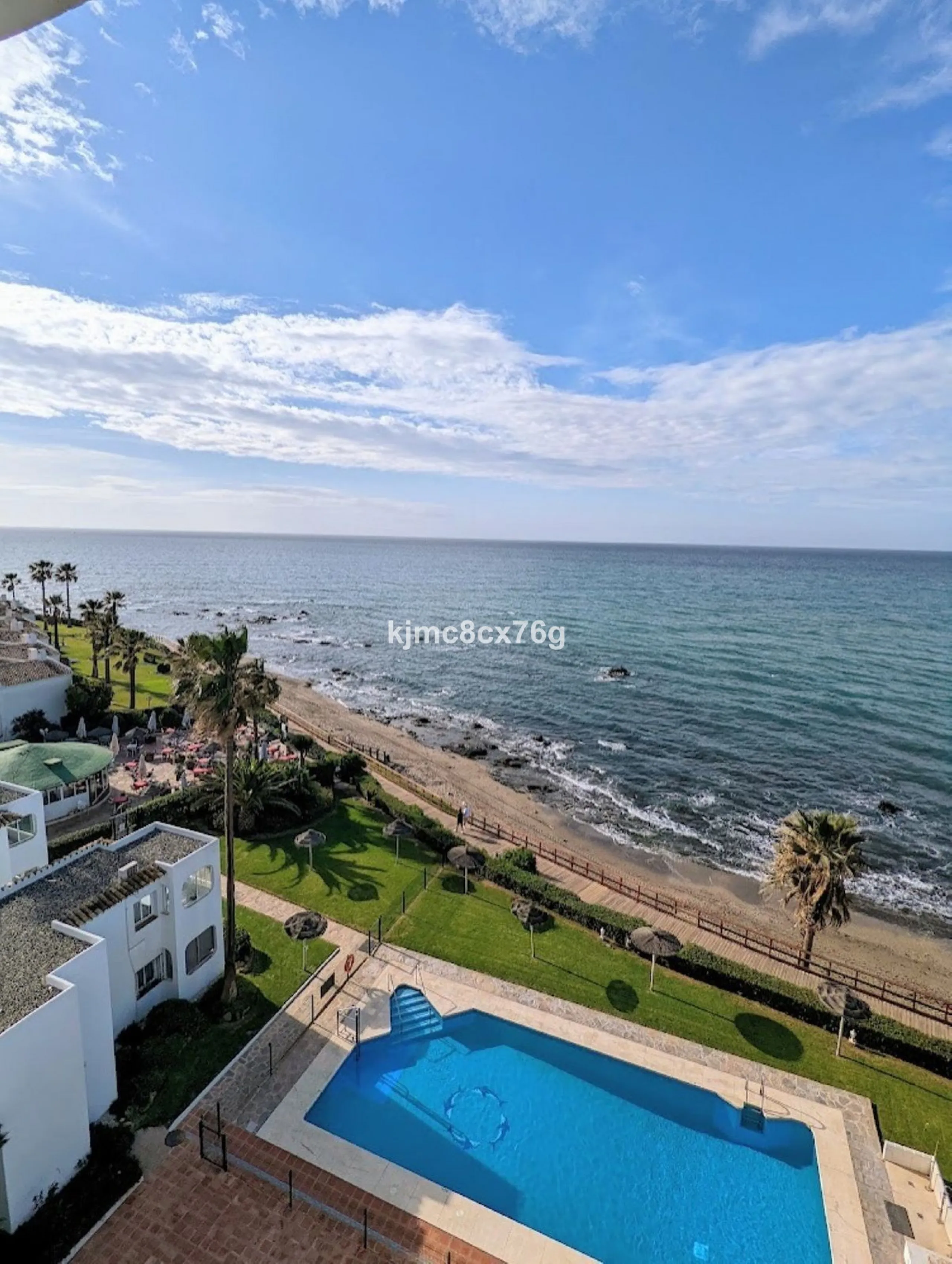 An exceptional luxury penthouse on the beachfront, with a tourist licence and a proven return on investment.