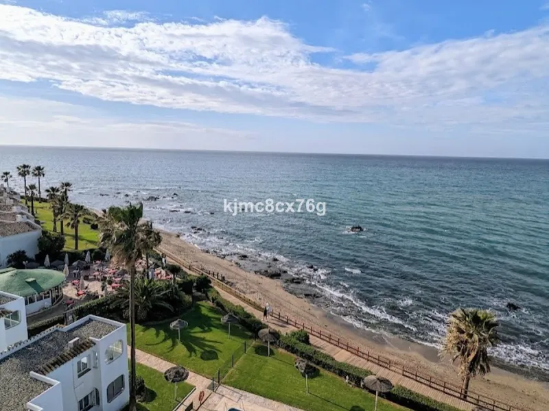 An exceptional luxury penthouse on the beachfront, with a tourist licence and a proven return on investment.