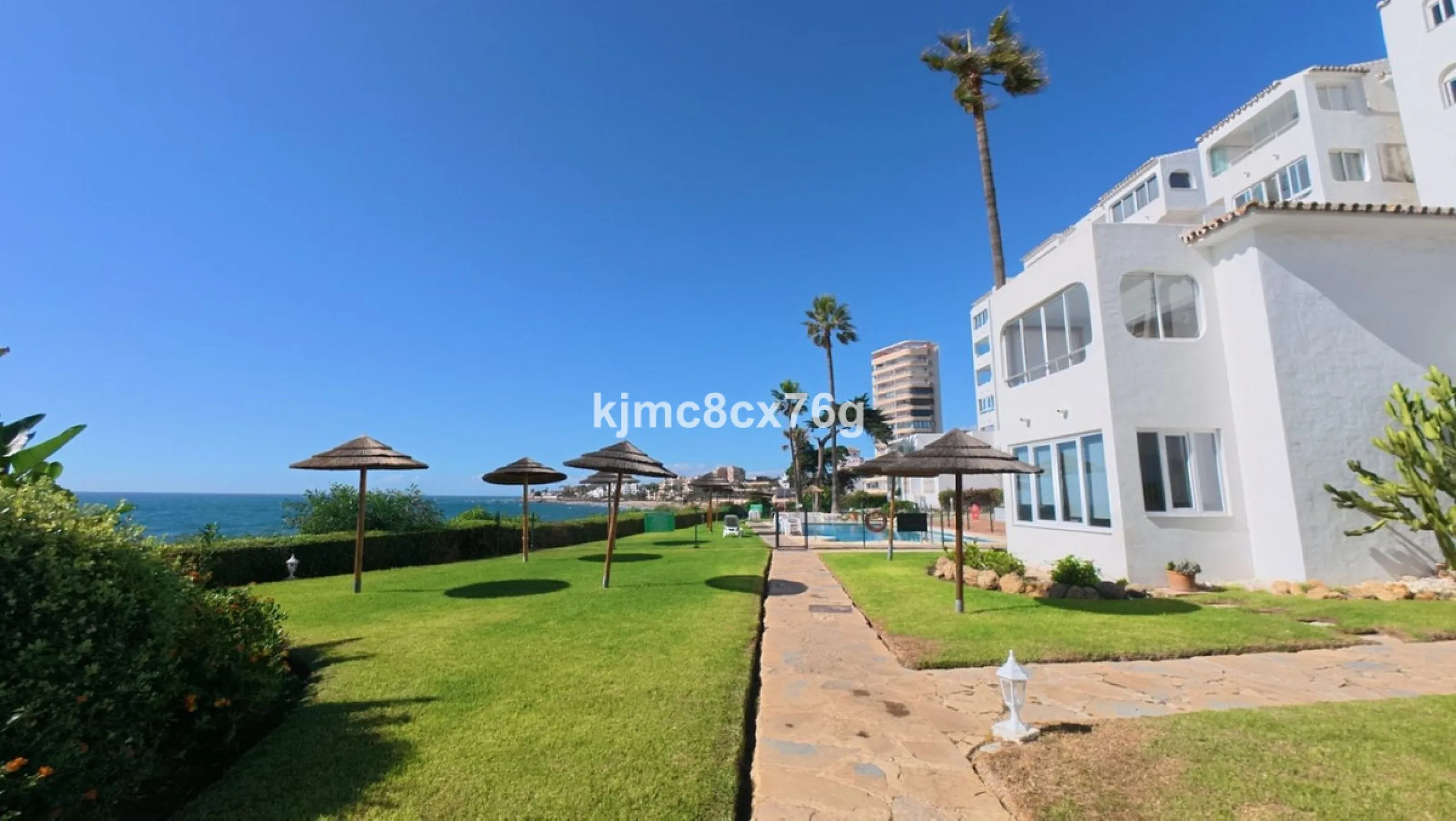 An exceptional luxury penthouse on the beachfront, with a tourist licence and a proven return on investment.