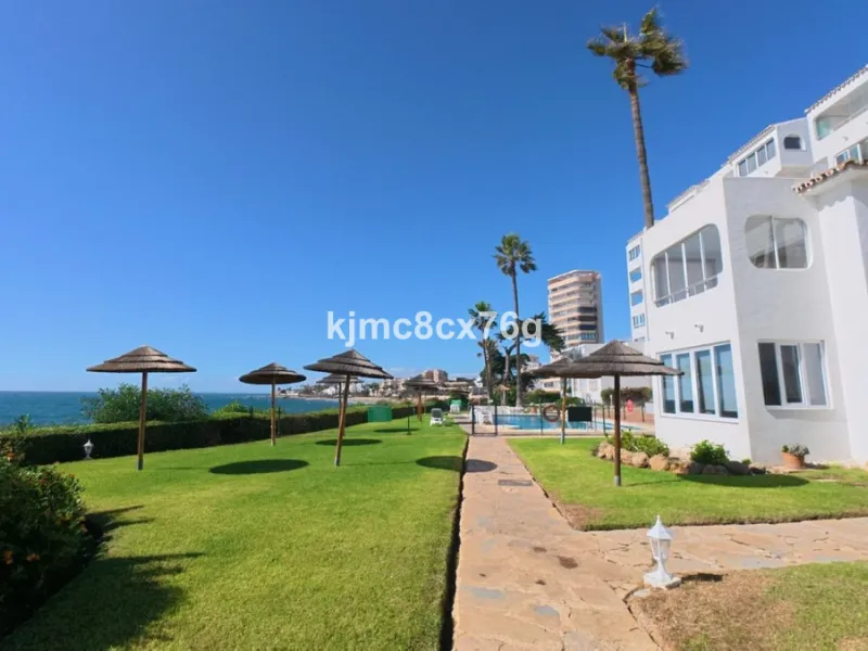 An exceptional luxury penthouse on the beachfront, with a tourist licence and a proven return on investment.