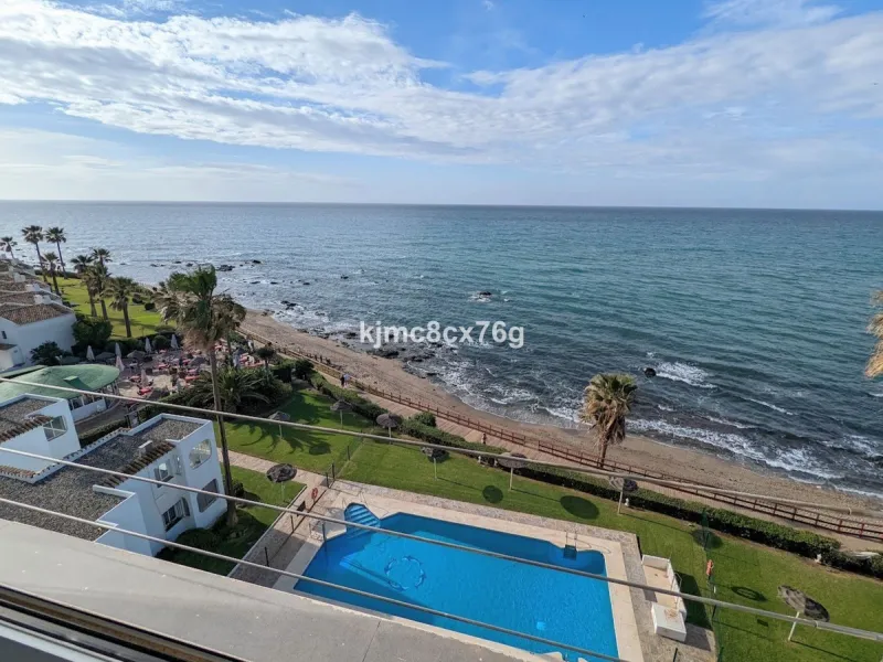 An exceptional luxury penthouse on the beachfront, with a tourist licence and a proven return on investment.