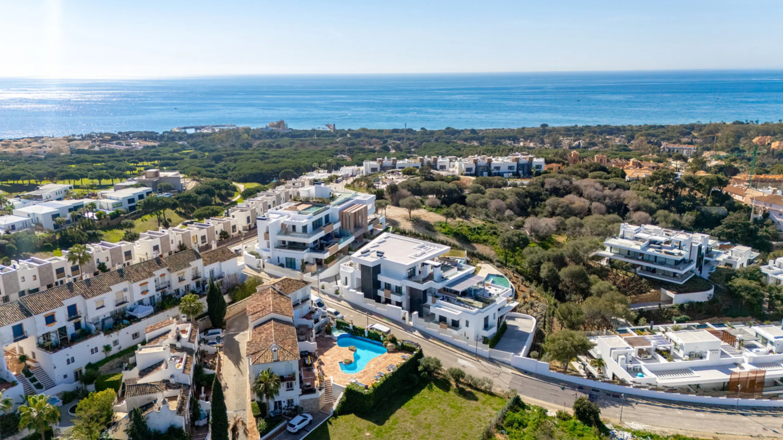 Stunning south-facing ground-floor apartment located in the exclusive Marbella Sunset residential complex in Cabopino. This contemporary home combines modern design with comfort and elegance, featuring a spacious private terrace ideal for relaxing or enjo