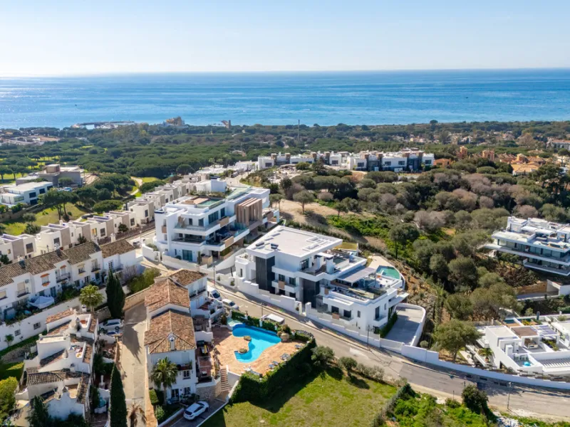 Stunning south-facing ground-floor apartment located in the exclusive Marbella Sunset residential complex in Cabopino. This contemporary home combines modern design with comfort and elegance, featuring a spacious private terrace ideal for relaxing or enjo