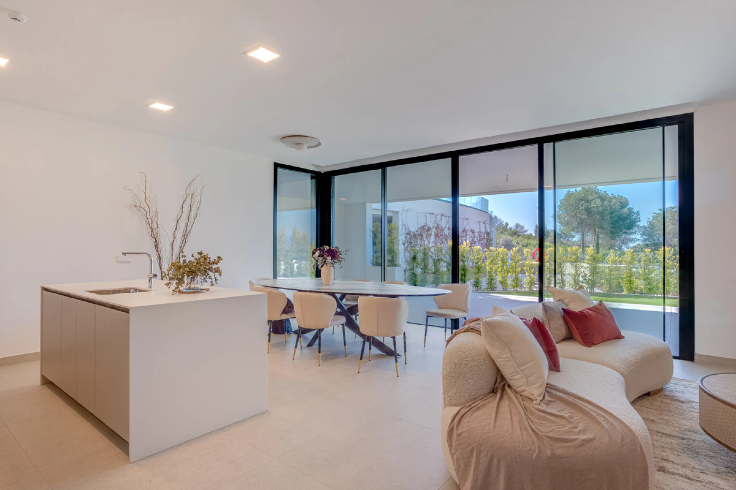 Stunning south-facing ground-floor apartment located in the exclusive Marbella Sunset residential complex in Cabopino. This contemporary home combines modern design with comfort and elegance, featuring a spacious private terrace ideal for relaxing or enjo