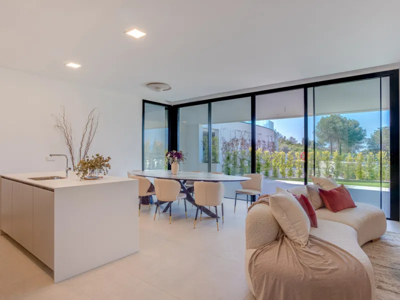 Stunning south-facing ground-floor apartment located in the exclusive Marbella Sunset residential complex in Cabopino. This contemporary home combines modern design with comfort and elegance, featuring a spacious private terrace ideal for relaxing or enjo