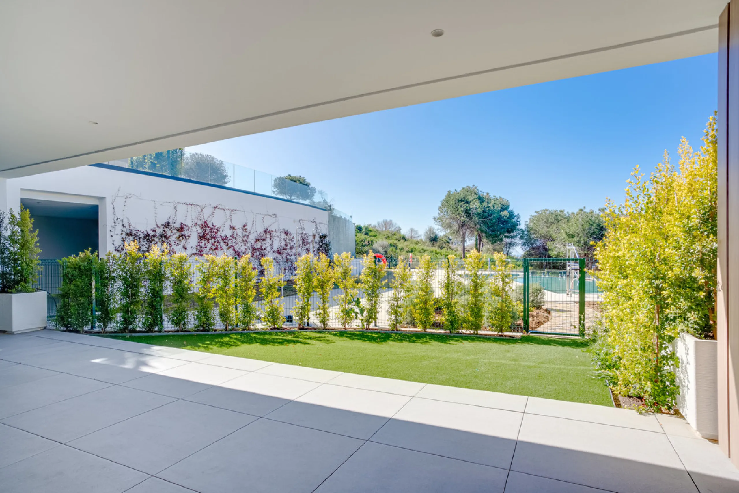Stunning south-facing ground-floor apartment located in the exclusive Marbella Sunset residential complex in Cabopino. This contemporary home combines modern design with comfort and elegance, featuring a spacious private terrace ideal for relaxing or enjo