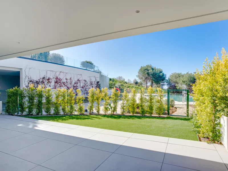 Stunning south-facing ground-floor apartment located in the exclusive Marbella Sunset residential complex in Cabopino. This contemporary home combines modern design with comfort and elegance, featuring a spacious private terrace ideal for relaxing or enjo