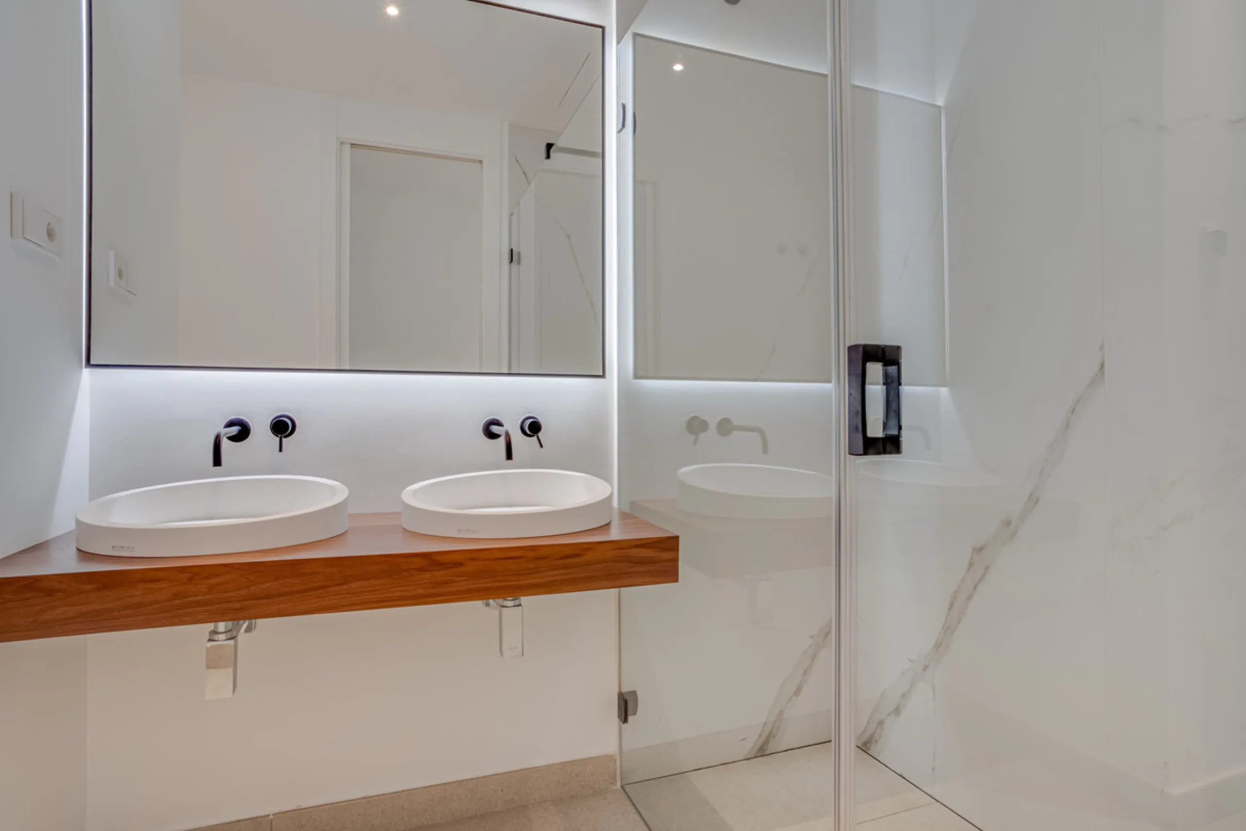 Stunning south-facing ground-floor apartment located in the exclusive Marbella Sunset residential complex in Cabopino. This contemporary home combines modern design with comfort and elegance, featuring a spacious private terrace ideal for relaxing or enjo
