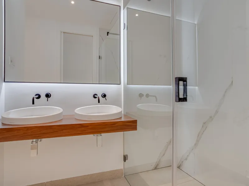 Stunning south-facing ground-floor apartment located in the exclusive Marbella Sunset residential complex in Cabopino. This contemporary home combines modern design with comfort and elegance, featuring a spacious private terrace ideal for relaxing or enjo