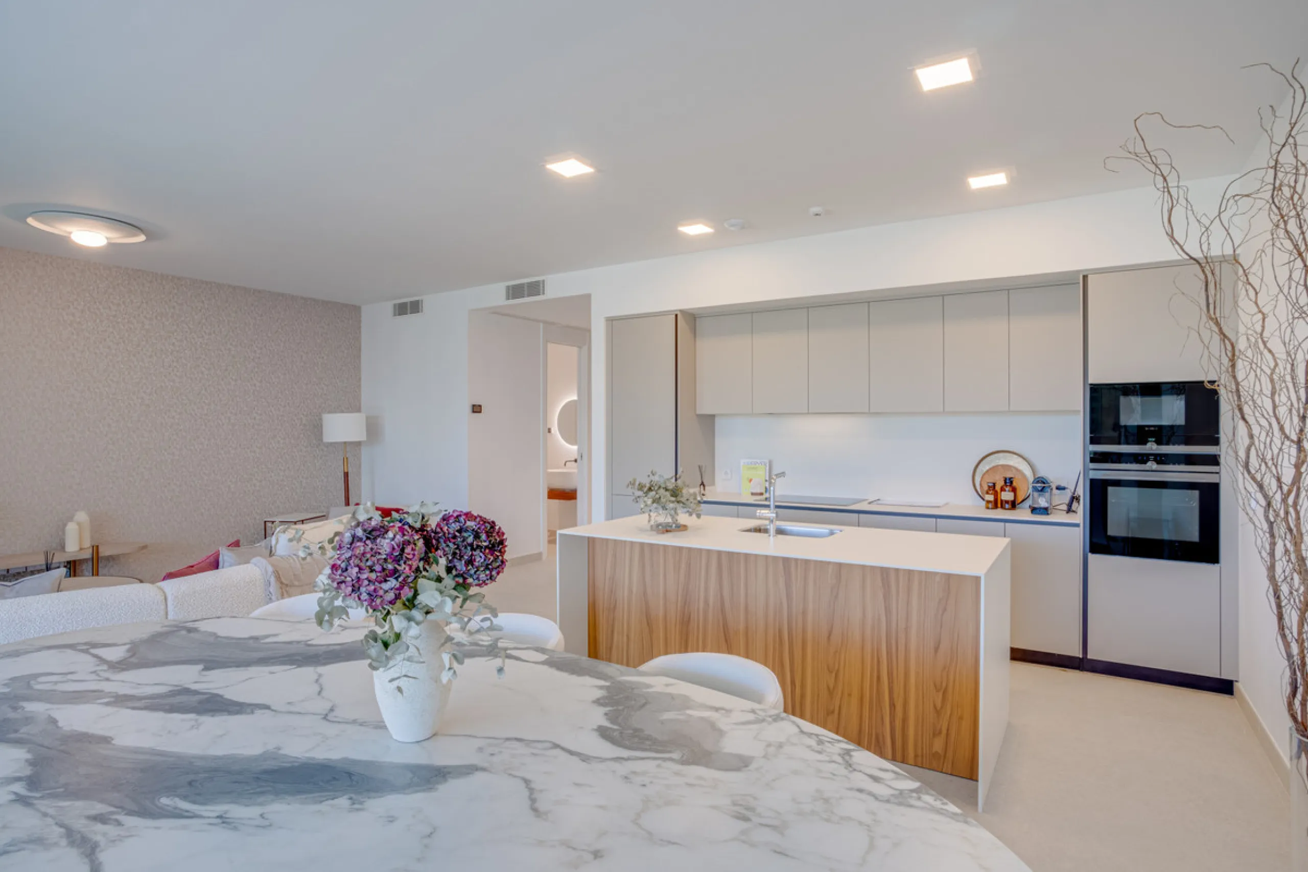 Stunning south-facing ground-floor apartment located in the exclusive Marbella Sunset residential complex in Cabopino. This contemporary home combines modern design with comfort and elegance, featuring a spacious private terrace ideal for relaxing or enjo