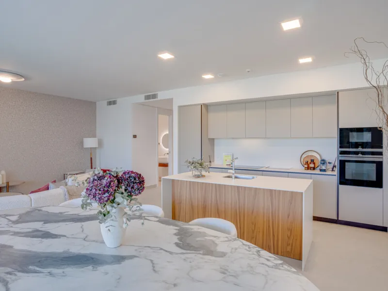 Stunning south-facing ground-floor apartment located in the exclusive Marbella Sunset residential complex in Cabopino. This contemporary home combines modern design with comfort and elegance, featuring a spacious private terrace ideal for relaxing or enjo