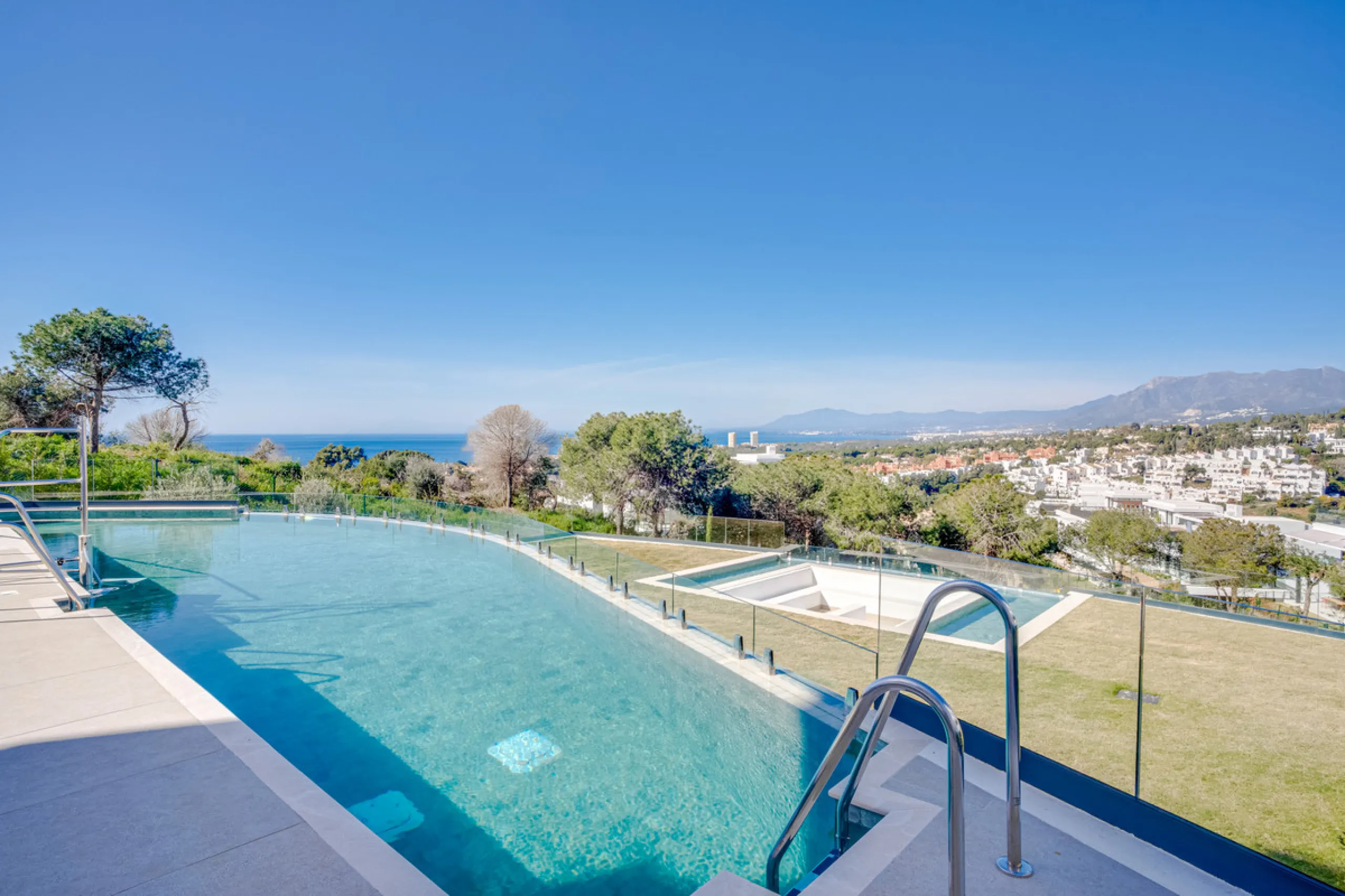 Stunning south-facing ground-floor apartment located in the exclusive Marbella Sunset residential complex in Cabopino. This contemporary home combines modern design with comfort and elegance, featuring a spacious private terrace ideal for relaxing or enjo