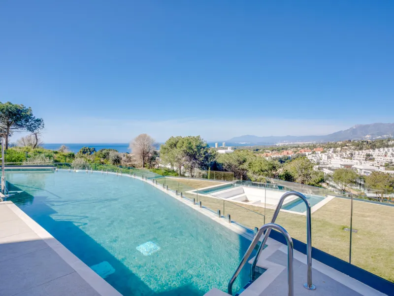 Stunning south-facing ground-floor apartment located in the exclusive Marbella Sunset residential complex in Cabopino. This contemporary home combines modern design with comfort and elegance, featuring a spacious private terrace ideal for relaxing or enjo