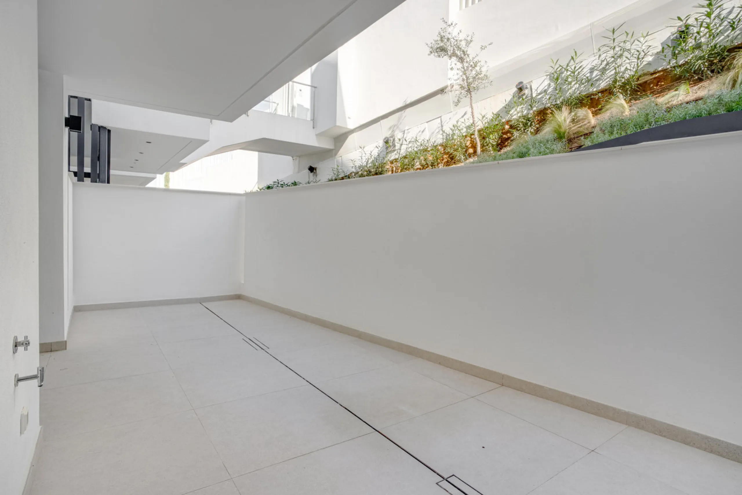 Stunning south-facing ground-floor apartment located in the exclusive Marbella Sunset residential complex in Cabopino. This contemporary home combines modern design with comfort and elegance, featuring a spacious private terrace ideal for relaxing or enjo
