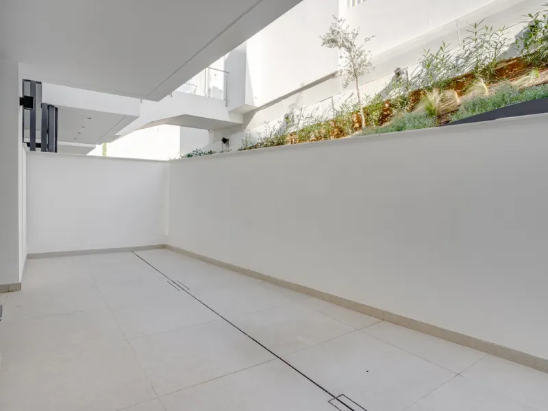 Stunning south-facing ground-floor apartment located in the exclusive Marbella Sunset residential complex in Cabopino. This contemporary home combines modern design with comfort and elegance, featuring a spacious private terrace ideal for relaxing or enjo
