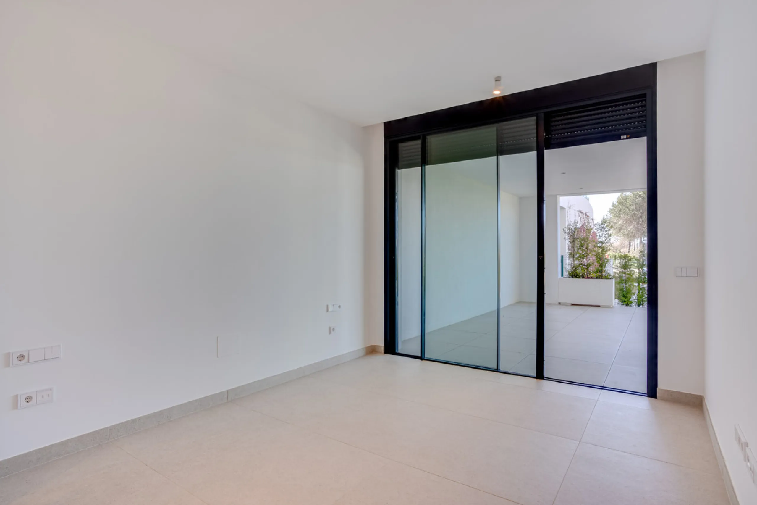 Stunning south-facing ground-floor apartment located in the exclusive Marbella Sunset residential complex in Cabopino. This contemporary home combines modern design with comfort and elegance, featuring a spacious private terrace ideal for relaxing or enjo
