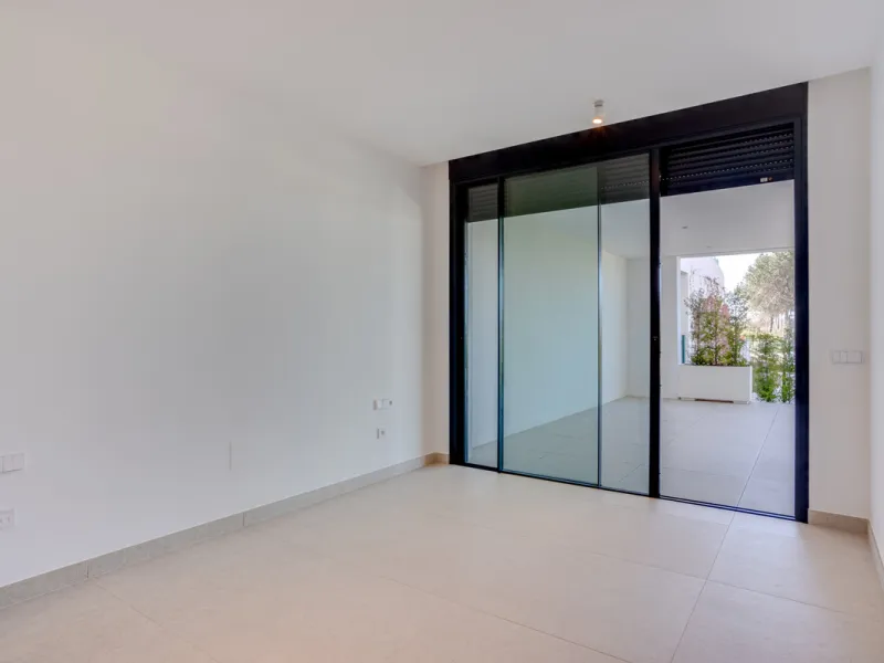 Stunning south-facing ground-floor apartment located in the exclusive Marbella Sunset residential complex in Cabopino. This contemporary home combines modern design with comfort and elegance, featuring a spacious private terrace ideal for relaxing or enjo