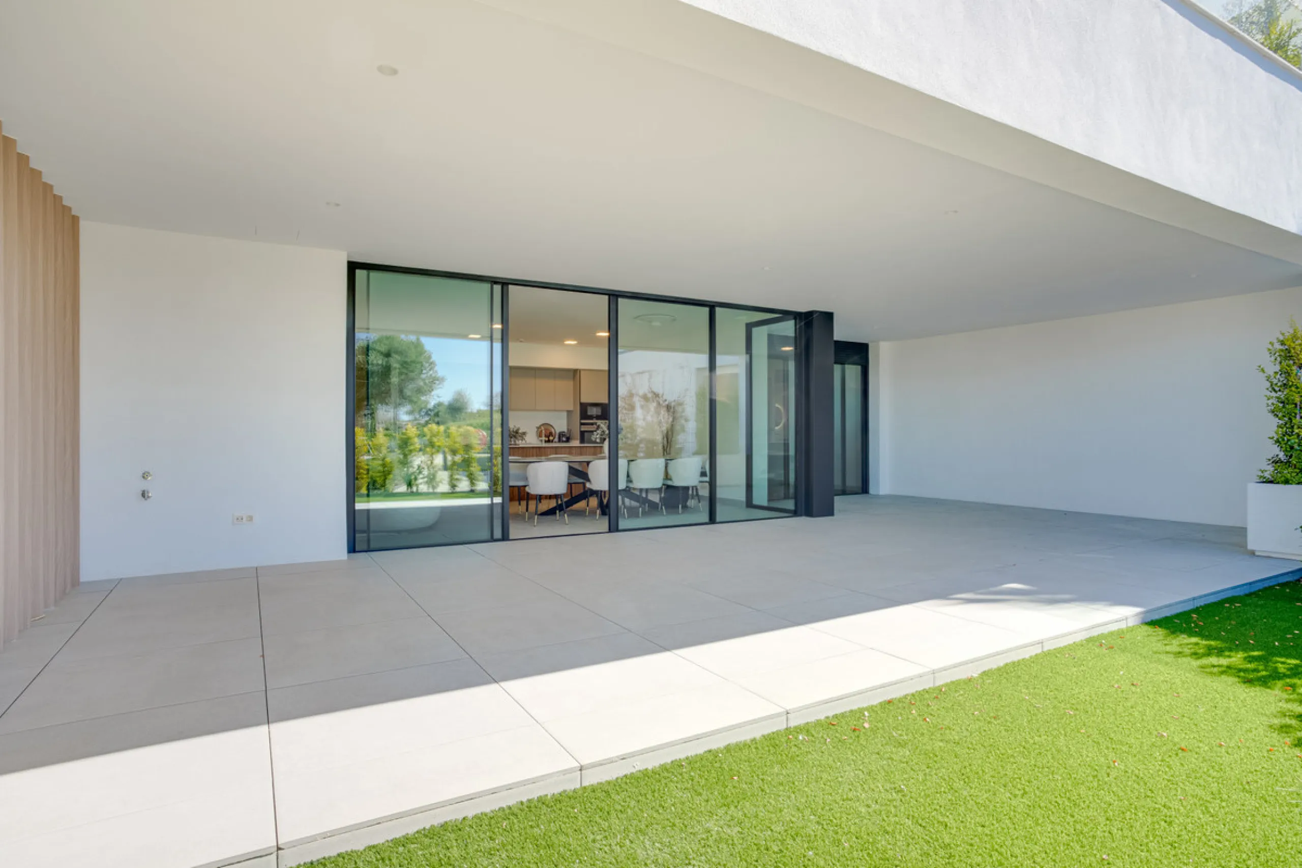 Stunning south-facing ground-floor apartment located in the exclusive Marbella Sunset residential complex in Cabopino. This contemporary home combines modern design with comfort and elegance, featuring a spacious private terrace ideal for relaxing or enjo