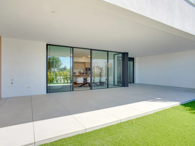 Stunning south-facing ground-floor apartment located in the exclusive Marbella Sunset residential complex in Cabopino. This contemporary home combines modern design with comfort and elegance, featuring a spacious private terrace ideal for relaxing or enjo
