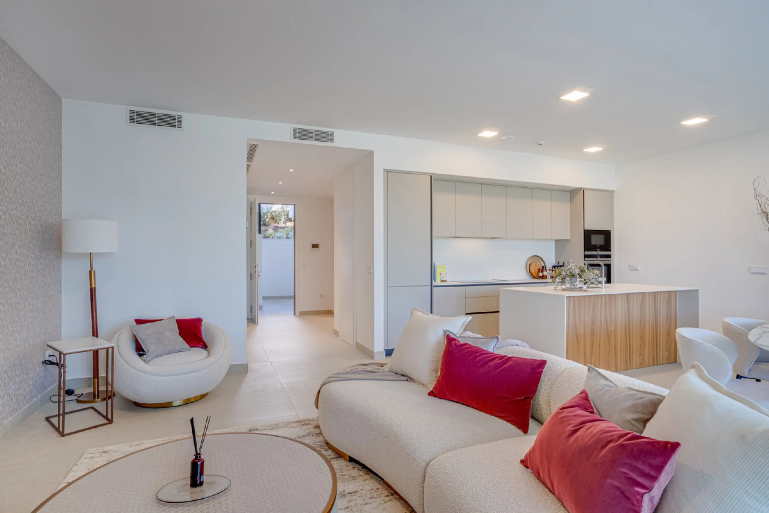 Stunning south-facing ground-floor apartment located in the exclusive Marbella Sunset residential complex in Cabopino. This contemporary home combines modern design with comfort and elegance, featuring a spacious private terrace ideal for relaxing or enjo