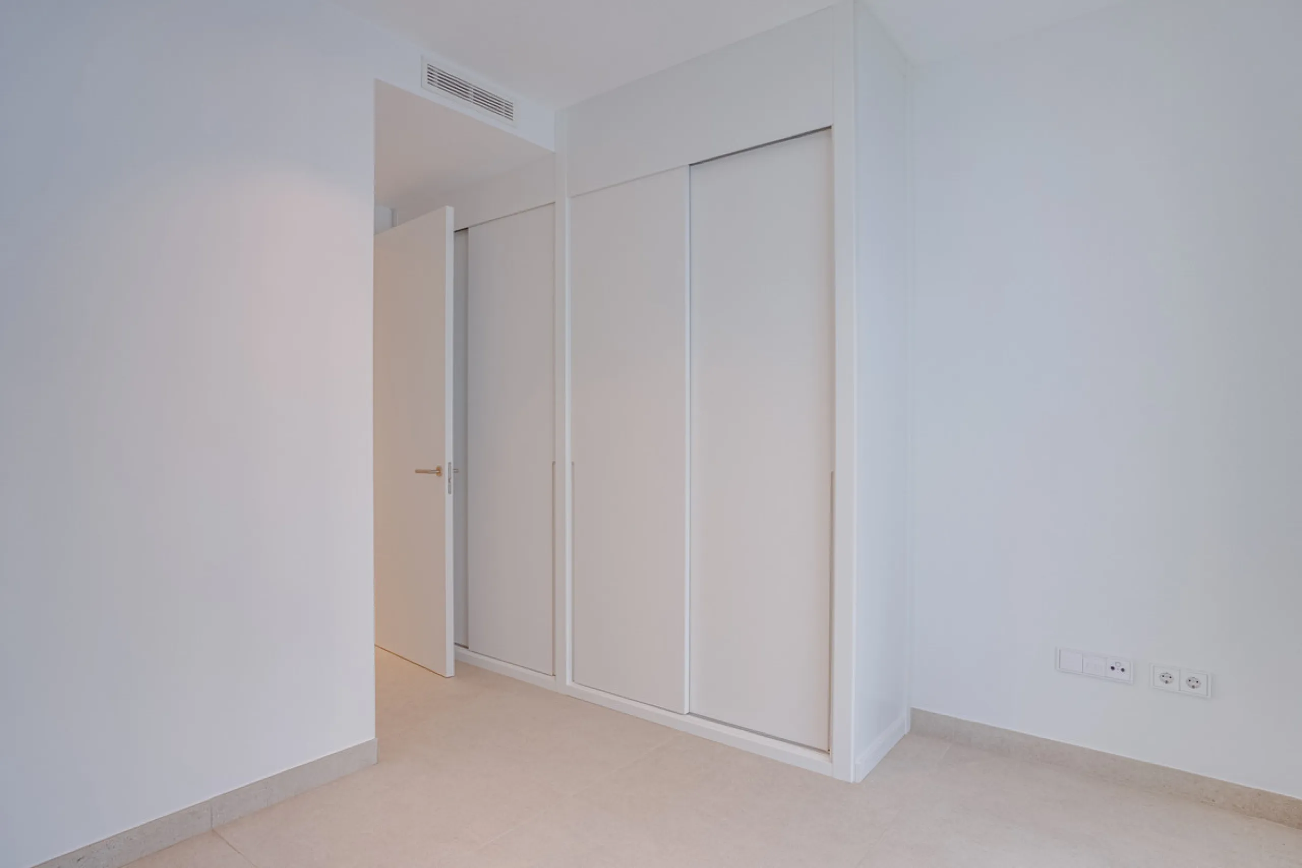 Stunning south-facing ground-floor apartment located in the exclusive Marbella Sunset residential complex in Cabopino. This contemporary home combines modern design with comfort and elegance, featuring a spacious private terrace ideal for relaxing or enjo