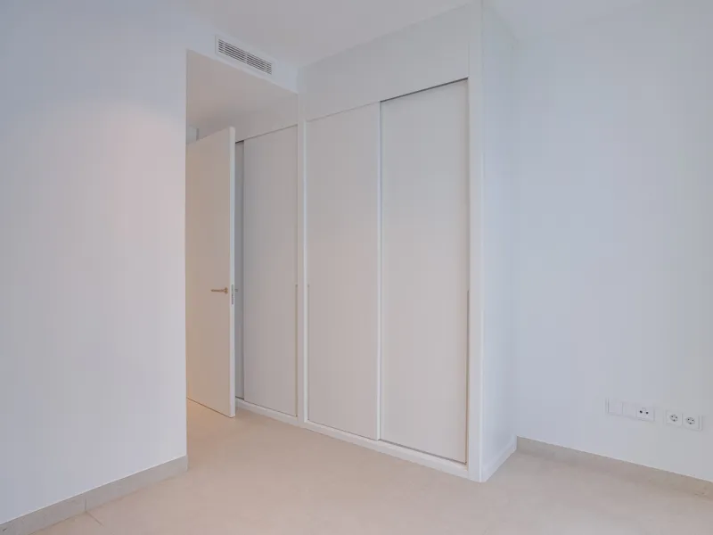 Stunning south-facing ground-floor apartment located in the exclusive Marbella Sunset residential complex in Cabopino. This contemporary home combines modern design with comfort and elegance, featuring a spacious private terrace ideal for relaxing or enjo