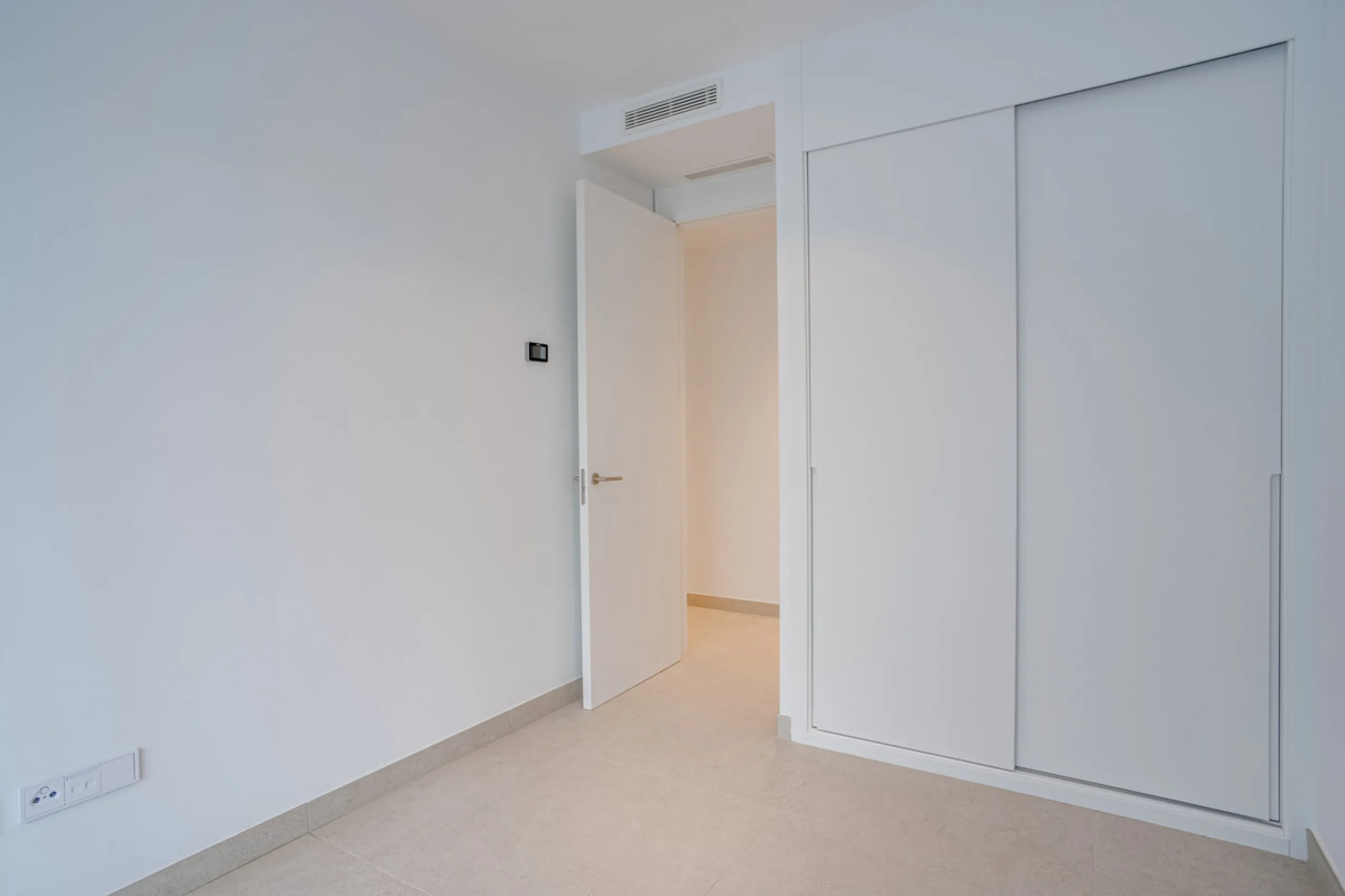 Stunning south-facing ground-floor apartment located in the exclusive Marbella Sunset residential complex in Cabopino. This contemporary home combines modern design with comfort and elegance, featuring a spacious private terrace ideal for relaxing or enjo