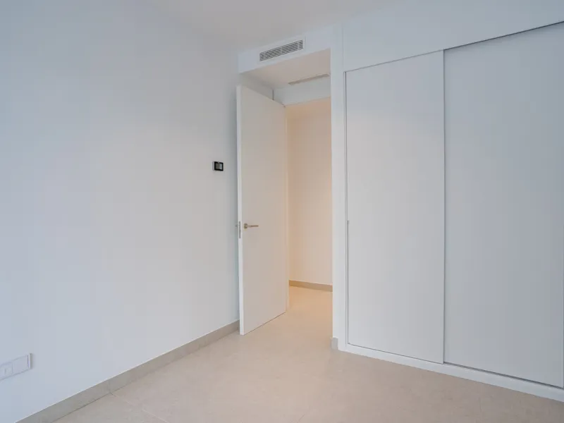 Stunning south-facing ground-floor apartment located in the exclusive Marbella Sunset residential complex in Cabopino. This contemporary home combines modern design with comfort and elegance, featuring a spacious private terrace ideal for relaxing or enjo