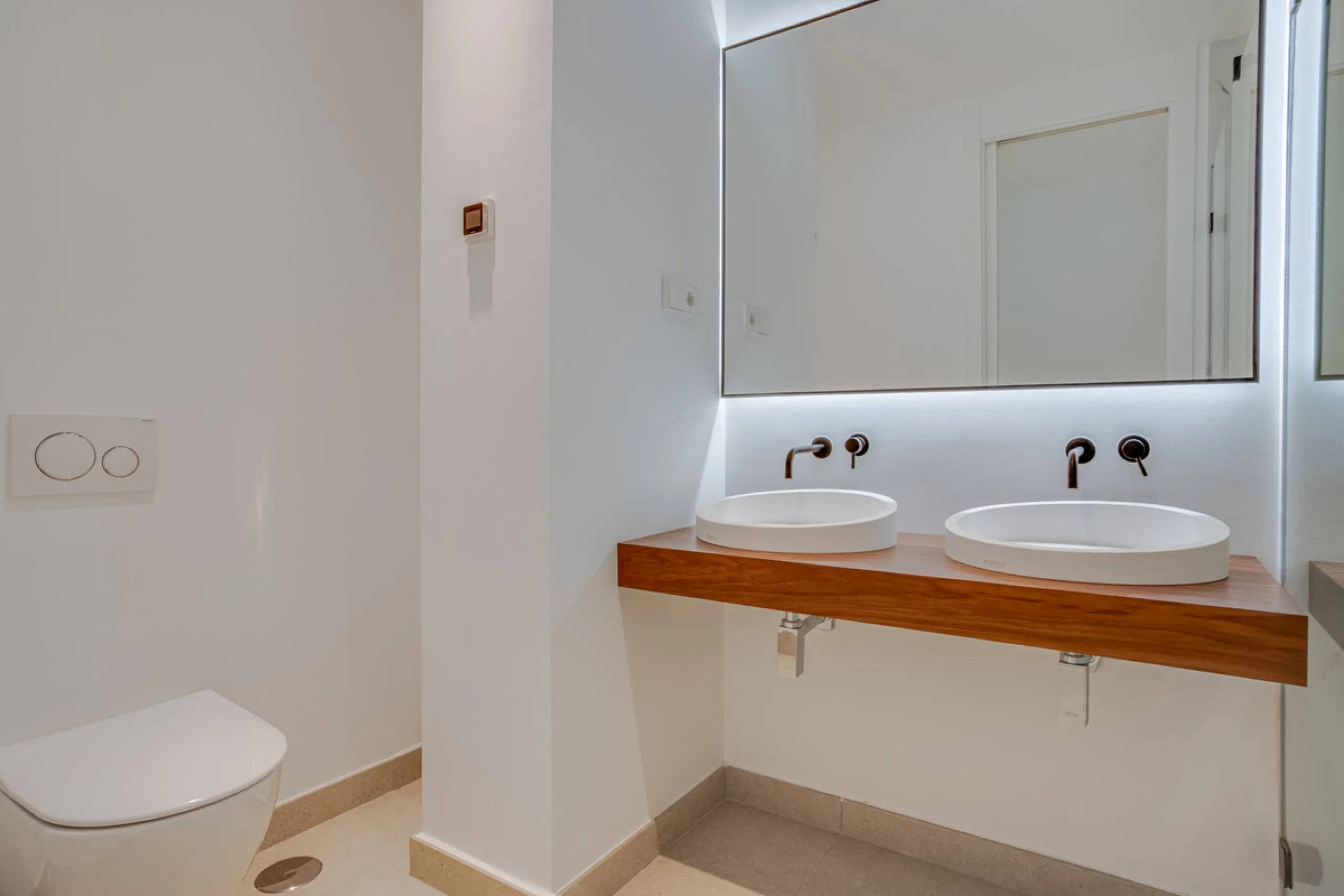 Stunning south-facing ground-floor apartment located in the exclusive Marbella Sunset residential complex in Cabopino. This contemporary home combines modern design with comfort and elegance, featuring a spacious private terrace ideal for relaxing or enjo