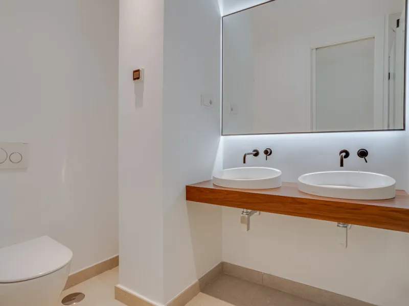 Stunning south-facing ground-floor apartment located in the exclusive Marbella Sunset residential complex in Cabopino. This contemporary home combines modern design with comfort and elegance, featuring a spacious private terrace ideal for relaxing or enjo
