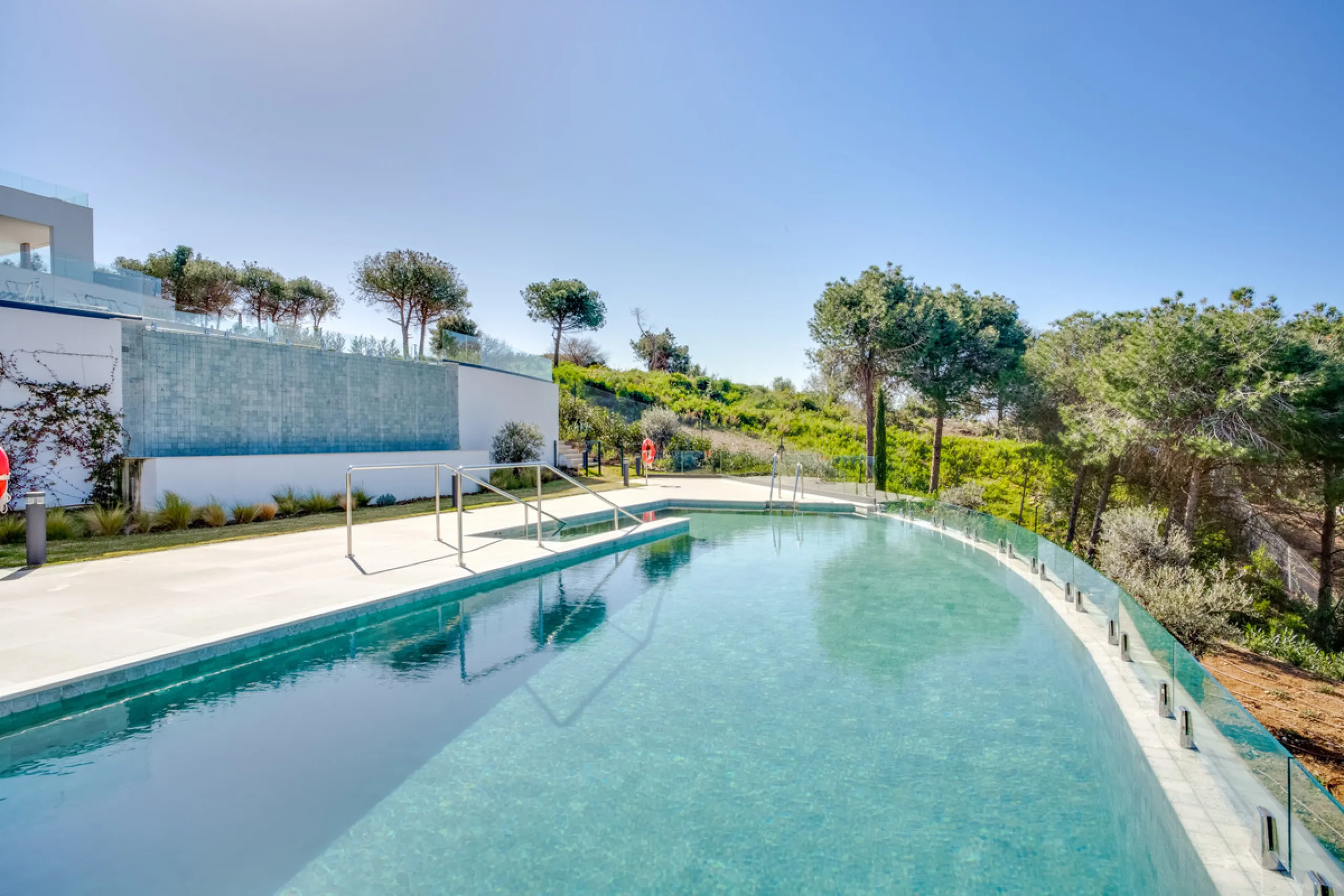 Stunning south-facing ground-floor apartment located in the exclusive Marbella Sunset residential complex in Cabopino. This contemporary home combines modern design with comfort and elegance, featuring a spacious private terrace ideal for relaxing or enjo