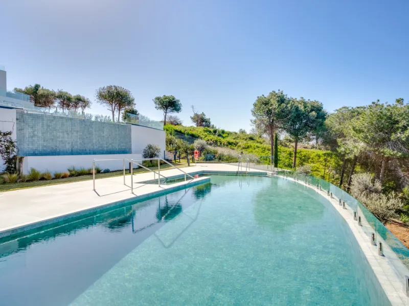 Stunning south-facing ground-floor apartment located in the exclusive Marbella Sunset residential complex in Cabopino. This contemporary home combines modern design with comfort and elegance, featuring a spacious private terrace ideal for relaxing or enjo
