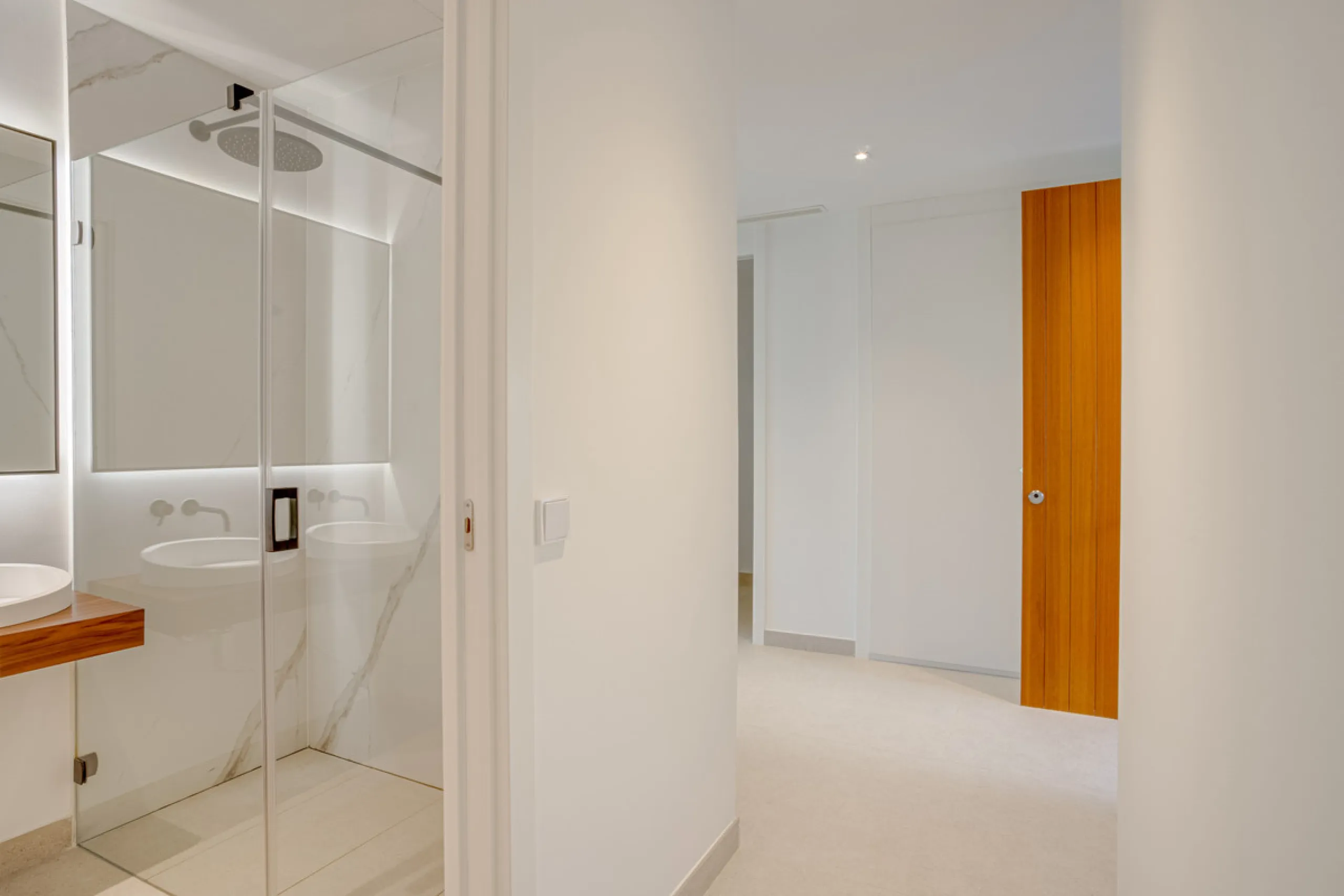 Stunning south-facing ground-floor apartment located in the exclusive Marbella Sunset residential complex in Cabopino. This contemporary home combines modern design with comfort and elegance, featuring a spacious private terrace ideal for relaxing or enjo