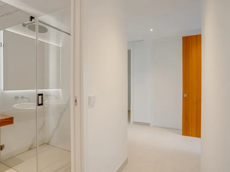 Stunning south-facing ground-floor apartment located in the exclusive Marbella Sunset residential complex in Cabopino. This contemporary home combines modern design with comfort and elegance, featuring a spacious private terrace ideal for relaxing or enjo