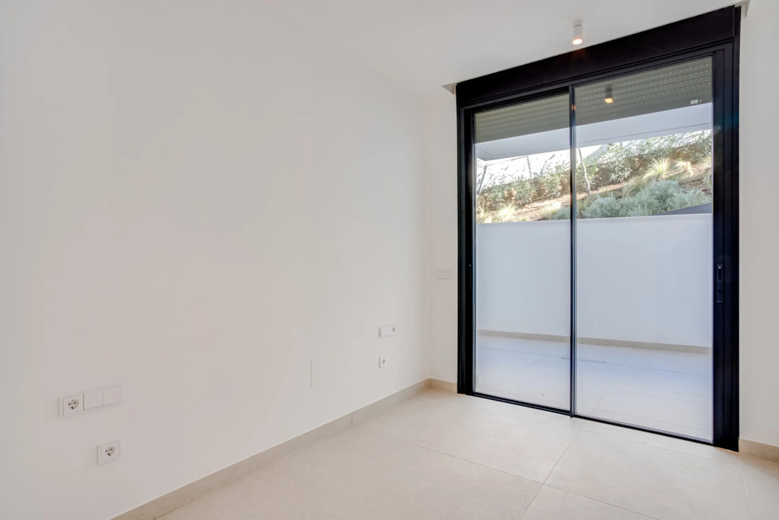 Stunning south-facing ground-floor apartment located in the exclusive Marbella Sunset residential complex in Cabopino. This contemporary home combines modern design with comfort and elegance, featuring a spacious private terrace ideal for relaxing or enjo