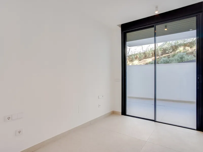 Stunning south-facing ground-floor apartment located in the exclusive Marbella Sunset residential complex in Cabopino. This contemporary home combines modern design with comfort and elegance, featuring a spacious private terrace ideal for relaxing or enjo