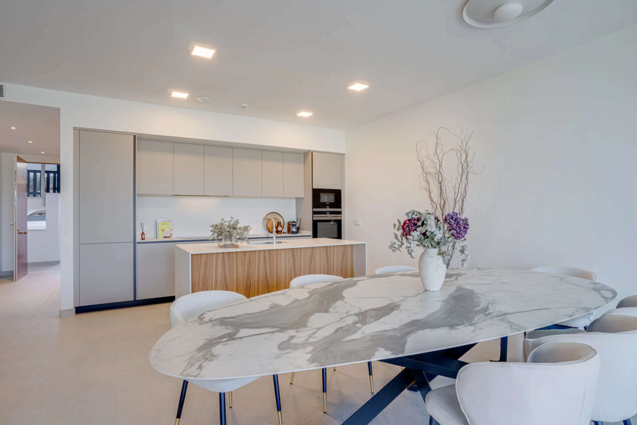 Stunning south-facing ground-floor apartment located in the exclusive Marbella Sunset residential complex in Cabopino. This contemporary home combines modern design with comfort and elegance, featuring a spacious private terrace ideal for relaxing or enjo